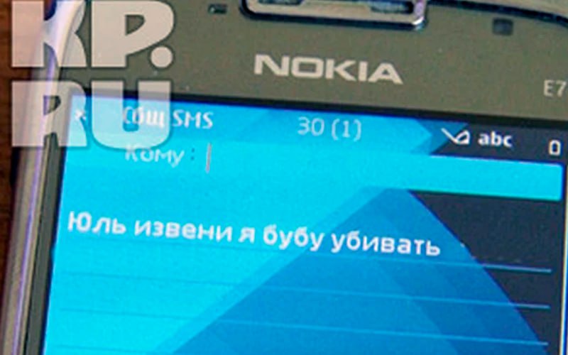 Убийцу четырёх человек в Кузбассе отпустили в армию Теперь с ним простятся в храме Житель Кузбасса Алексей Детков погиб в ходе проведения СВО сообщил паблик ЧП Ленинск Кузнецкий 112 во ВКонтакте Детков известен в Кемеровской области по громкому делу о жутких убийствах в городе Полысаево Летом 2011 года там сгорел частный дом В развалинах нашли тела его хозяев Евгения и Нины Ринглер а также подругу хозяйки Марину Лаврентьеву На трупах обнаружили десятки ножевых ранений Кроме того на соседней улице была убита 28 летняя Елена Деткова а её 28 летний муж Сергей чудом выжил после жестокого избиения Некоторое время он был в коме Следователи выяснили что к серии убийств причастны племянник Сергея Алексей Детков и близкий друг убитого Евгения Ринглера Алексей Копырулин По версии обвинения все были на застолье в честь 30 летия Ринглера и выпивали Когда знакомые разошлись Алексей Детков и Копырулин уже по дороге домой поссорились с Сергеем Детковым из за денег избили его и затащили в дом его семьи без сознания Их встретила супруга Сергея которая пригрозила вызвать полицию тогда её забили до смерти на глазах её семимесячного малыша Ребёнка не тронули Затем Алексей Детков и Копырулин как считало следствие решили избавиться от семьи Ринглер чтобы те не смогли рассказать полиции об участниках застолья Двое мужчин вломились в дом и устроили резню похитили мобильный телефон фотоаппарат и ключи от машины а затем подожгли здание Они угнали хозяйский Nissan и решили отсидеться в Омске Но бензин вскоре кончился тогда они на попутках доехали до Барабинска в Новосибирской области писала Комсомольская правда Оттуда они на такси отправились в Омскую область где их и задержали Кемеровский областной суд приговорил Копырулина к пожизненному сроку Деткову дали 23 года колонии строгого режима Из решения Верховного суда по кассационным жалобам обвиняемых следует что ещё до убийств Детков был судим за кражи избиение человека до смерти угрозу убийством и грабёж Копырулин в своей жалобе на приговор указывал что не причастен к убийствам а Детков оговорил его Когда именно Алексей Детков вышел из колонии и завербовался в армию неизвестно Теперь его хотят похоронить в Полысаеве прощание запланировано на 22 января в храме Благовещения Пресвятой Богородицы Комментарии к некрологу Деткова в группе ЧП Ленинск Кузнецкий 112 отключены Подписаться Прислать новость Помочь бустами