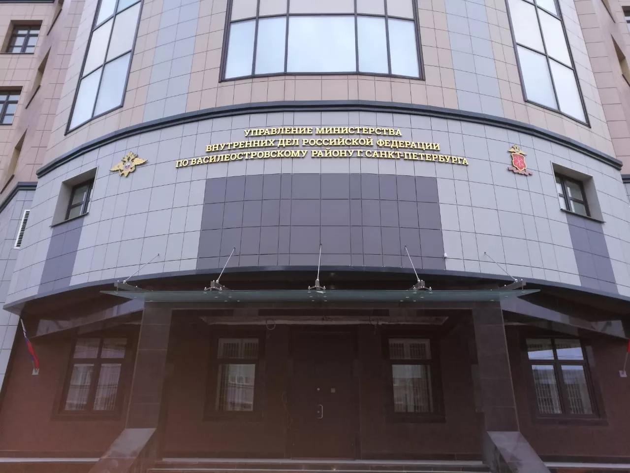 Прямо сейчас в 30-м отделе полиции УМВД по Василеостровскому району Петербурга проходят обыски По нашим данным, иностранцы перевели взятку дежурному на карту. Идёт проверка обстоятельств инцидента. Флэш Питер - подписаться