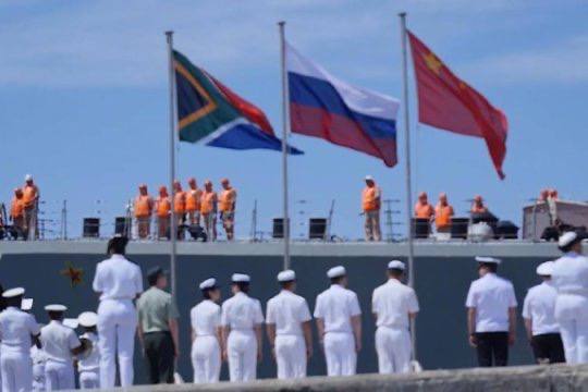 ЮАР запросила перенос военно морских учений с РФ и КНР из за саммита G20 ЮАР проводит переговоры о переносе совместных военно морских учений с Россией и Китаем запланированных на ноябрь так как даты их проведения совпадают с саммитом Группы двадцати G20 в Йоханнесбурге Учитывая мероприятия связанные с председательством Южной Африки в G20 министерство обороны проводит переговоры о переносе совместных военно морских учений между Южной Африкой Россией и Китаем запланированных на ноябрь 2025 года говорится в сообщении Министерство обороны отмечает что перенос проводится для того чтобы учения не повлияли на логистические охранные и другие организационные мероприятия связанные с председательством ЮАР в G20 Африканская инициатива Подписаться