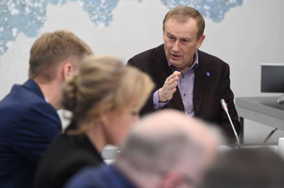 Губернатор Ленинградской области Александр Дрозденко сегодня провел совещание по вопросу развития системы подготовки кадров и трудоустройства в учреждениях среднего и профессионального образования Теперь областные колледжи и техникумы перейдут на работу по конкретным заявкам по подготовке и трудоустройству специалистов Очень трудно перестраиваться Когда все налажено Когда хорошие отчеты Но в Ленинградской области мы не будем ждать когда экономика начнет тормозить из за дефицита квалифицированных кадров Я настроен серьезно Мы сделаем профессиональное обучение таким же гибким как рынок труда К 1 сентября 2027 года колледжи выйдут на работу по конкретным заявкам по подготовке и трудоустройству специалистов будем обучать именно тем профессиям которые необходимы для развития региона подчеркнул Александр Дрозденко  Также заинтересованные предприятия помогут колледжам обновить материально техническую базу Студенты будут учиться на самом современном оборудовании от станков с ЧПУ и 3D принтеров до тракторов и швейных машин срок службы которых не будет превышать 7 лет Глава региона добавил что гарантии должны быть и у ленинградцев которых отправляют в армию после колледжа Надо сделать так чтобы они уже имели договора с гарантией рабочего места на областном предприятии по возвращении Сейчас время оценивать эффективность бюджетных инвестиций специалисты получившие образование за счет бюджета региона должны оставаться работать в Ленобласти резюмировал Александр Дрозденко Теперь это главный критерий оценки работы комитета по профессиональному образованию P S Напомним что сегодня в регионе работают 27 учреждений высшего образования и среднего профессионального образования обучение проводится более чем по 100 профессиям и специальностям СПО Уже к 2027 году регион планирует добавить еще 2000 мест для приема в техникумы и колледжи