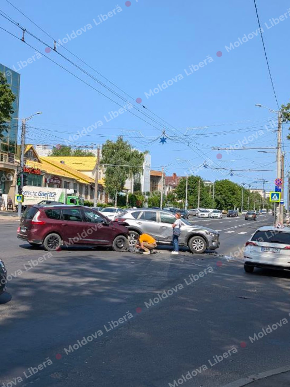 ДТП в секторе Буюканы Легковые автомобили столкнулись на перекрестке улиц Алба-Юлия и Ион Пеливан. Движение общественного транспорта затруднено — троллейбусы не могут объехать участок. Фото от подписчика.