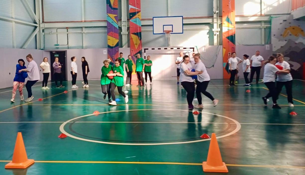 В спортшколе отделения п. Козыревска прошли «Весёлые старты», приуроченные к Празднику Весны и Труда. На спортивной площадке собрались команды трудовых коллективов посёлка, чтобы в духе дружбы и здоровой конкуренции побороться за почётный переходящий кубок победителей! В соревнованиях приняли участие: команда дошкольного отделения средней школы № 6 «Медведи» и «Педагогический Олимп», сборные трудовых коллективов «Солянка» и команда «Патриот». По итогам эстафет победителями стали «Патриоты», второе место заняли «Медведи», третье - у команды «Педагогический Олимп», а четвёртое место досталось «Солянке». Все команды были награждены грамотами и денежными призами, а победители получили кубок! #Козыревск #Праздник_Весны_и_Труда #ВесёлыеСтарты #устькамчатскийокруг