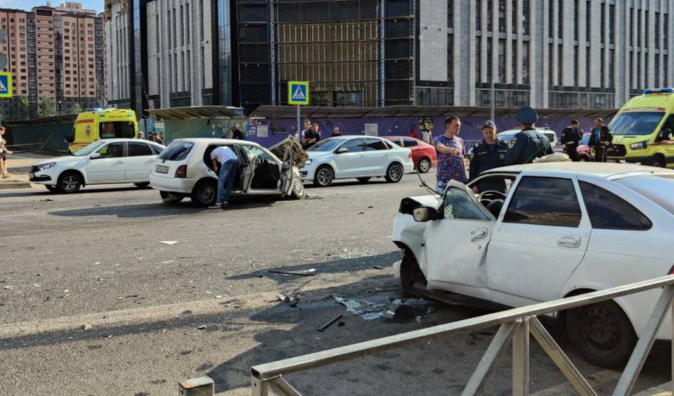 Четыре человека пострадали в аварии в Краснодаре ДТП произошло на улице имени 40-летия Победы. Водитель Toyota не убедился в безопасности маневра и врезался в Lada. Отечественное авто двигалось по встречной полосе. Пострадали оба водителя и 2 пассажира. Пострадавших госпитализировали, сообщили в УМВД России по Краснодару. Полиция проводит проверку. Фото: Быть в курсе Прислать новость