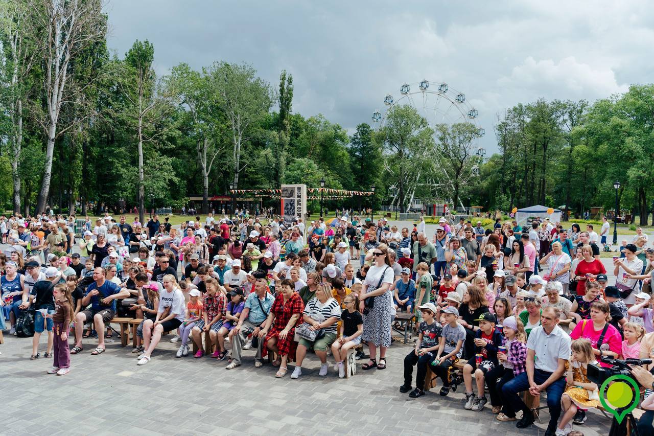 В Нижнем парке распахнул свои «Крылья» инклюзивный фестиваль, собрав вместе ребят с разными историями. День был наполнен яркими красками творчества и радости: дети увлеченно участвовали в мастер-классах, пробовали себя в разных видах искусства, с азартом играли в интерактивные игры и болели за участников конкурсов. Театральные представления и музыкальные номера создавали атмосферу настоящего праздника. Организаторы уверены, что фестиваль стал важным событием для всех участников. Он подарил детям возможность не только весело провести время, но и найти новых друзей, почувствовать себя частью большого и дружного сообщества, где ценят каждого, независимо от жизненных обстоятельств. Фото Иван Рыжков