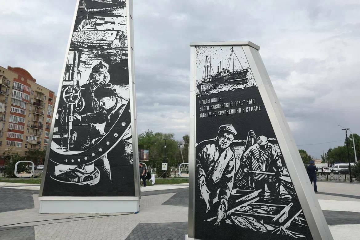 Астраханский губернатор открыл стелу «Город трудовой доблести» Историческое событие для столицы Каспия состоялось сегодня, в канун празднования 80-летия Победы в Великой Отечественной войне. Первый камень будущего монумента заложили в сентябре 2023 года. Каждая деталь архитектурной композиции рассказывает о буднях астраханцев в годы Великой Отечественной войны. Тогда тысячи граждан трудились на благо фронта. Они работали в полях и на заводах, снабжали армию боеприпасами, спасали раненых бойцов в госпиталях и принимали эвакуированных граждан. «Вклад наших земляков в Победу навечно останется примером героизма, несгибаемой воли и безграничной любви к Родине. Этот монумент – живое напоминание о великих достижениях предков во имя любимой страны», - отметил Игорь Бабушкин. Губернатор выразил благодарность трудовым коллективам и организациям, принимавшим участие в создании стелы и благоустройстве прилегающей территории. В торжественном мероприятии также принял участие заместитель председателя Общероссийской общественно-государственной организации «Российское военно-историческое общество», заместитель начальника Управления Президента Российской Федерации по государственной политике в гуманитарной сфере Николай Овсиенко. Он отметил, что стела «Город трудовой доблести», установленная в Астрахани, стала уже 44-м памятником в стране, созданным обществом совместно с регионами. «Сохраняя память о Великой Победе, мы чтим не только тех, кто сражался на фронте, но и тех, кто ковал победу в тылу. Это в полной мере относится к астраханцам», - подчеркнул Николай Овсиенко. В январе 2022 года губернатор Игорь Бабушкин от имени астраханцев обратился к Президенту РФ Владимиру Путину с инициативой присвоить областному центру звание «Город трудовой доблести». Глава государства поддержал это предложение. И в ноябре того же года столица Каспия была удостоена почетного звания.