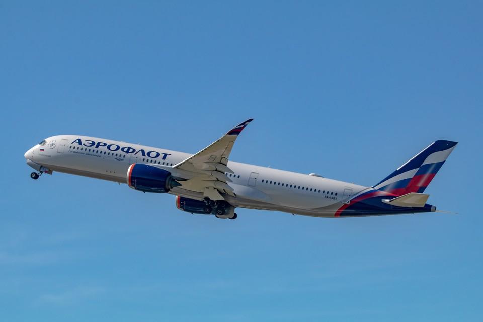 На время новогодних праздников Аэрофлот увеличивает частоту полетов на Бали С 26 декабря 2025 года по 17 января 2026 года частота полетов достигнет четырех в неделю В расписании появится дополнительный рейс который будет вылетать из Москвы по пятницам и возвращаться из Денпасара по субботам Это один из самых протяжённых маршрутов в сети авиаперевозчика Пассажиров на линии обслуживает современный широкофюзеляжный лайнер Airbus A350 предлагающий три класса обслуживания Эконом Комфорт и Бизнес