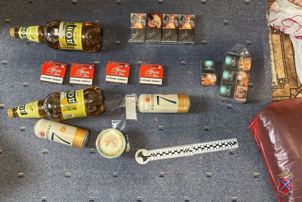 Мужчина из Дубовского района ограбил магазин и угнал авто В селе Дубовского района ночью 23 июня мужчина разбил окно и проник в магазин. Он забрал продукты, алкоголь, сигареты и деньги. Общий ущерб составил около 20 тысяч рублей. В это же время поступило заявление об угоне «ВАЗ-2107», припаркованной у дома. Полицейские быстро нашли подозреваемого. Им оказался 56-летний ранее судимый житель села. Он признался в обоих преступлениях. Вечером он выпивал. Когда выпивка закончилась, решил пойти на кражу. Магазин был через дорогу от дома. После кражи злоумышленник решил съездить к знакомым. Машину соседа нашёл незапертой и сел за руль. Бензин кончился по дороге — так его и задержали. У него изъяли почти всё украденное. Возбуждены дела по статьям о краже с проникновением и угоне. Мужчину заключили под стражу. Идёт расследование. Подписаться