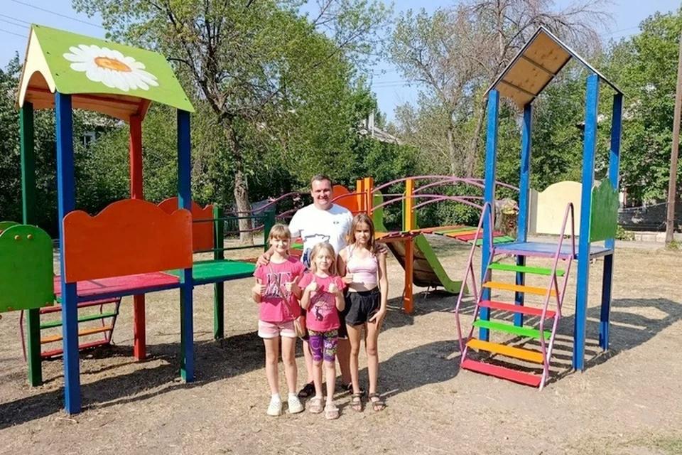 Детство заиграло яркими красками: В Алчевске отремонтировали одну из любимых жителями детских площадок    В Алчевске одна из любимых местными жителями детских площадок, которая расположена на Калинина, заиграла новыми красками. Местные активисты «Единой России» вместе с ООО «Дон-Строй» сделали настоящий подарок для ребятни.  В рамках акции «Яркое детство» они восстановили детскую площадку, где регулярно собираются местные школьники, но условия для игр до недавнего времени были не самыми лучшими.  - Работы проходили поэтапно несколько дней. Уже ближе к вечеру собиралась детвора и радовалась тому, что восстанавливается площадка, некоторые предлагали помощь. Считаю, что вместе мы сделали отличное дело, - прокомментировал технический директор ООО «Дон-Строй» Константа Томаревский.