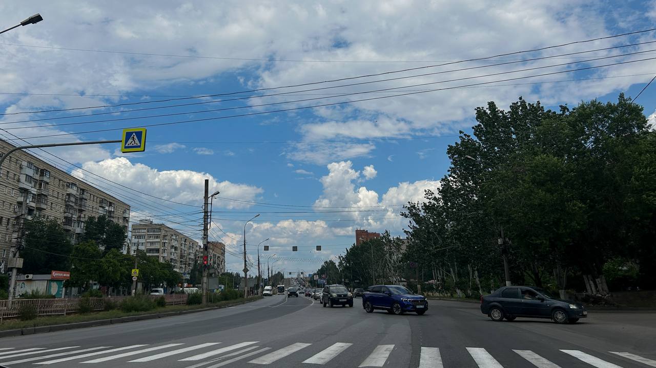 После пожара на НПЗ проверка не выявила загрязнения воздуха  15 августа Роспотребнадзор проверил качество воздуха в Красноармейском районе после пожара на нефтеперерабатывающем заводе, вызванного падением обломков дрона. Лабораторные исследования не обнаружили превышения допустимых норм по содержанию вредных веществ и уровню радиации.  Напомним, пожар удалось полностью ликвидировать только к 20:13 14 августа.    Все самые заметные новости. Подписывайтесь!