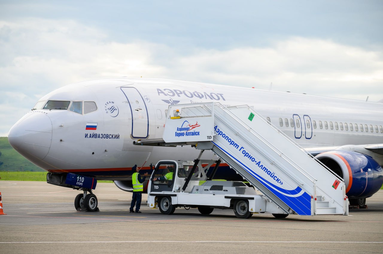 Пассажиропоток аэропорта Горно-Алтайск за шесть месяцев 2025 года вырос до 223 тыс человек — на 22% выше по сравнению с аналогичным периодом прошлого года.  Показатели пассажиропотока пошли вверх после того, как аэропорт стал принимать субсидированные рейсы из Уфы и Казани, а также увеличил число обслуживаемых авиакомпаний до восьми.   Несмотря на активный рост, новый терминал прилета для внутренних направлений продолжает разгружать действующий аэровокзал. Он в пять раз больше прежнего зала и оснащен современным оборудованием, которое позволяет обслуживать в четыре раза больше багажа. Также планируется открытие и международного терминала — в марте 2025 года аэропорт Горно-Алтайск получил международный статус.