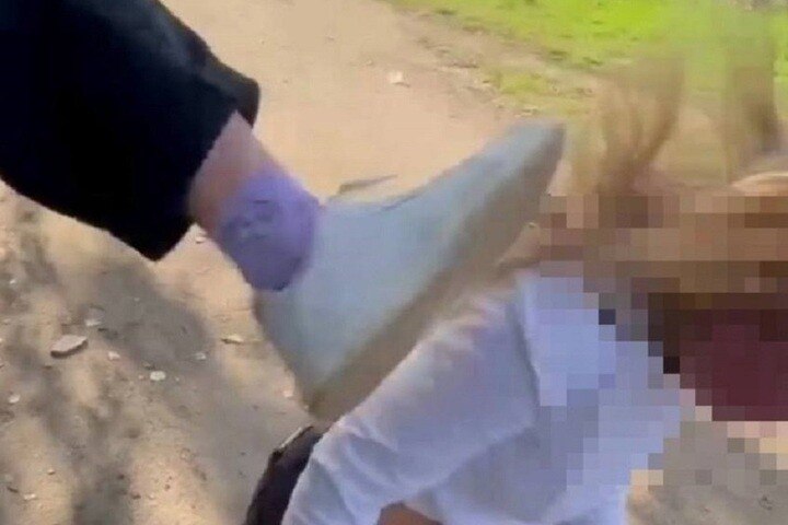 В Нерехте подростки жестоко избили 12 летнюю сверстницу Инцидент снимали на видео и выложили в сеть В Костромской области группа несовершеннолетних избила 12 летнюю девочку сняла издевательства на видео и опубликовала запись в интернете Мать пострадавшей сняла побои и написала заявление в полицию По данным СМИ помимо избиения девочку подвергли физическому насилию и моральному унижению Следственный комитет по Костромской области инициировал проверку для установления всех обстоятельств произошедшего ведется поиск виновников Наши соцсети   taplink cc themoscowpost
