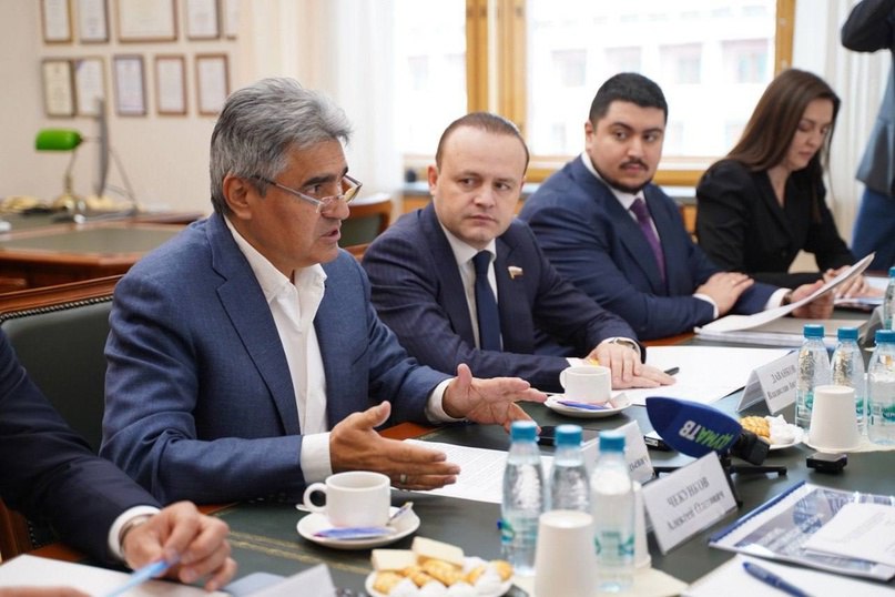 Дальний Восток и Арктика Минвостокразвития РФ VK Алексей Чекунков встретился с представителями парламентских фракций в рамках подготовки к правительственному часу. На повестке дня - вопросы социально-экономического и инфраструктурного развития Арктической зоны. В "Единой России" подвели итоги слаженной законотворческой деятельности - Алексей Чекунков выразил особую благодарность депутатам за совместную подготовку жизненно необходимых для Арктики законов. В интересах развития Арктики совместно с Правительством разработано и принято 16 федеральных законов, а вместе с законами по Дальнему Востоку - 85. Это и закон о «Северном завозе», направленный на оптимизацию логистических цепочек и создание бесперебойных поставок для миллионов жителей Крайнего Севера по доступным ценам жизненно важных товаров - продуктов, лекарств, топлива и много другого - напомнил глава фракции ЕР в ГД Владимир Васильев.