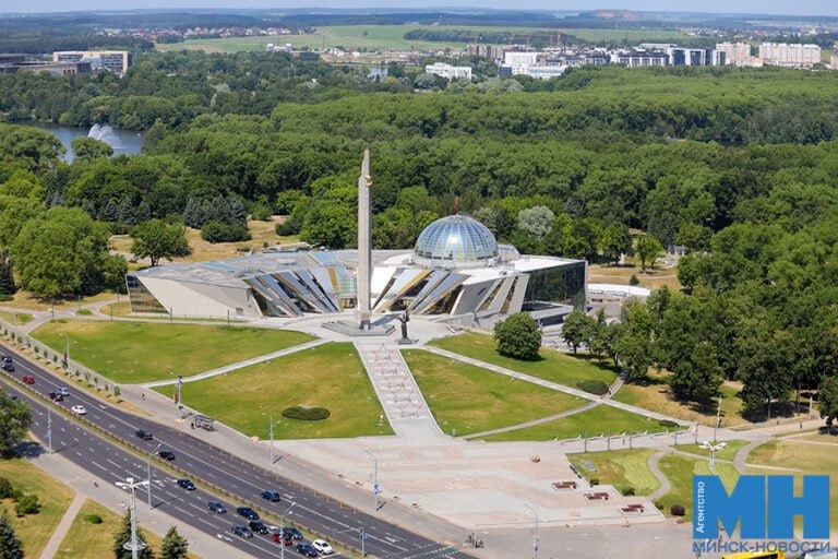 Интерактивный квест Дорогами Победителей проведут в музее истории Великой Отечественной войны Посетителям предстоит пройти специально разработанный маршрут по экспозиции чтобы в деталях познакомиться с поворотными моментами войны героизмом солдат подвигом партизан и самоотверженностью тех кто трудился в тылу Программа рассчитана на участников от 12 лет и будет проходить 20 21 и 22 февраля в 11 00 и 14 00 Минск Новости MINSKNEWS BY Telegram Viber FB VK Inst TikTok YouTube