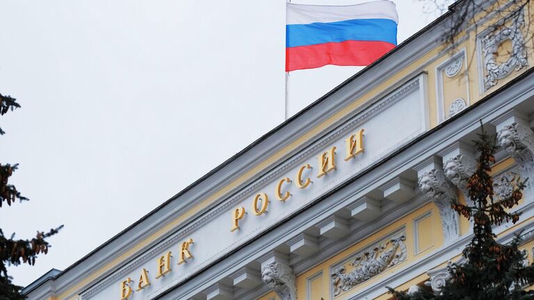 ЦБ может снизить ключевую ставку в июле Следующее заседание совета директоров ЦБ РФ, на котором будет рассматриваться вопрос об уровне ключевой ставки, запланировано на 25 июля. Банк России 6 июня после длительного периода сохранения ключевой ставки на уровне 21% годовых понизил ее на 100 базисных пунктов – до 20%. Подробнее читайте по ссылке Фото: РИА Новости / Наталья Селиверстова
