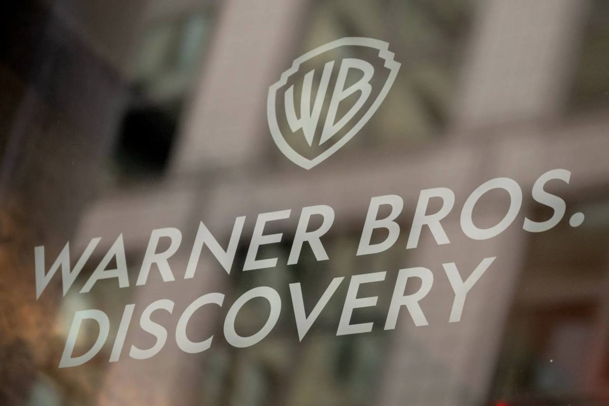 Warner Bros начала эксклюзивные переговоры о продаже Netflix своих киностудий и стримингового сервиса HBO Max завершить сделку могут в ближайшие дни узнало Bloomberg Она позволит Netflix получить эксклюзивный контроль над премиальными объектами интеллектуальной собственности включая франшизу Гарри Поттер сериалы Друзья Игра престолов и Клан Сопрано vc ru money 2633572