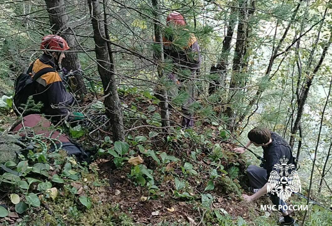 В Слюдянском районе спасли туриста застрявшего на скале 19 летний парень позвонил спасателям сам он оказался на высоте около 6 метров возле водопада в районе реки Утулик и не мог спуститься На место приехали сотрудники Байкальского ПСО МЧС С помощью альпинистского снаряжения его аккуратно сняли со скалы и вывели на тропу Рядом была его спутница с ней всё в порядке Обоих доставили до ближайшей автобусной остановки серьёзной помощи врачей им не понадобилось Подписаться Прислать новость