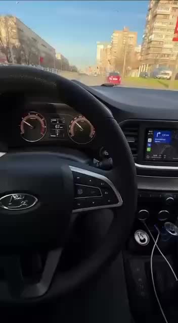 Владелец Lada Vesta столкнулся с блокировкой руля на скорости 66 км/ч