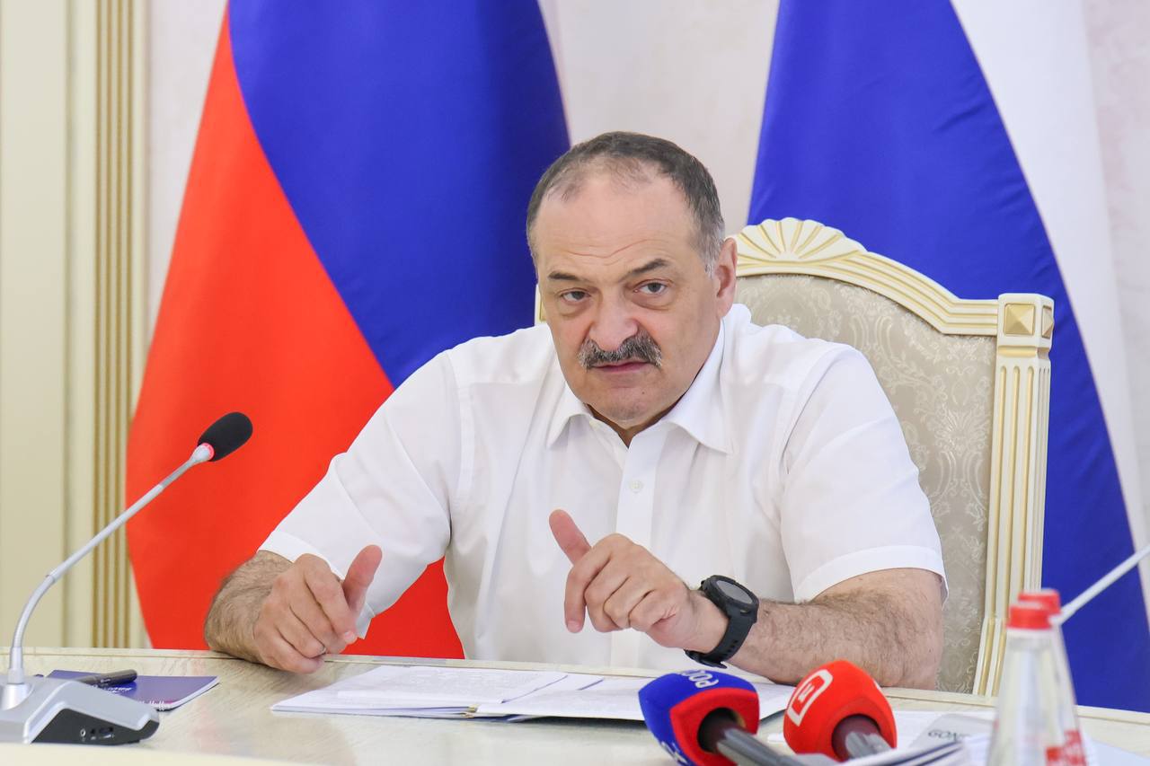 117 участников СВО приняли участие в предварительном голосовании «Единой России» для выдвижения на выборы в органы местного самоуправления. Об этом сообщил Сергей Меликов на заседании регионального политсовета «Единой России». «Голосование прошло на высоком организационном уровне, с активным участием граждан и без замечаний. Особенно хочу отметить, что республика заняла первое место в стране по числу участников СВО, прошедших процедуру предварительного голосования. Это не просто статистика – это показатель гражданской зрелости, патриотической мотивации и готовности защитников Отечества участвовать в мирной созидательной повестке», — прокомментировал Сергей Меликов. Глава республики заявил, что Дагестан на деле подтверждает готовность к выполнению задачи, обозначенной Владимиром Путиным, — формированию новой элиты, способной вести страну вперёд.
