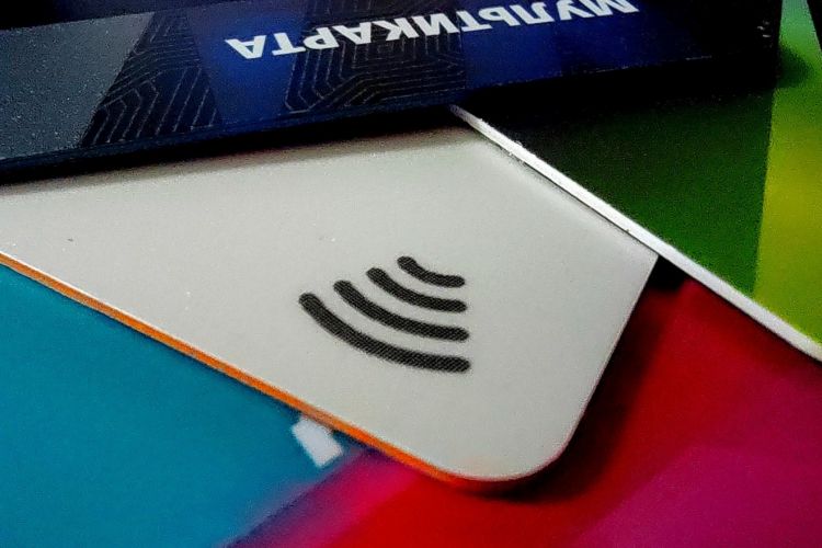 Похищенные у амурчанки деньги взыскали с дропперов Прокуратура Белогорска проверила материалы уголовного дела о хищении мошенниками денежных средств у 67-летней жительницы города. О подробностях дела рассказали в пресс-службе прокуратуры Амурской области. Так, установлено, что пожилая амурчанка оказалась жертвой обмана неизвестного, представившегося сотрудником «Госуслуг». В мае прошлого года по его указаниям она перевела со своего счета 48,5 тысячи рублей на разные банковские счета. Получателями переводов стали 50-летняя женщина из Татарстана и двое 21-летних жителей Нижегородской области. Поскольку правовых оснований для получения денежных средств от амурчанки у дропперов не было, прокуратура Белогорска направила в суды иски о взыскании с владельцев счетов суммы неосновательного обогащения. Суды удовлетворили исковые требования прокурора.