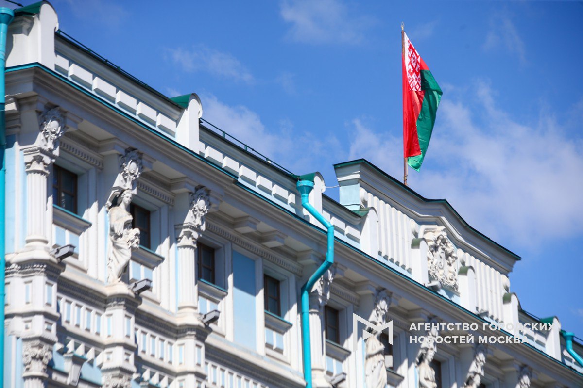 В Москве началась реставрация фасадов главного дома усадьбы Румянцева-Задунайского – объекта культурного наследия федерального значения на улице Маросейка. Сейчас в нем располагается посольство Белоруссии. Реставраторам предстоит привести в порядок лепной декор, наружные лестницы, балконы, женские скульптуры на фасаде здания и историческую ограду, рассказала заммэра Наталья Сергунина. «Москва»
