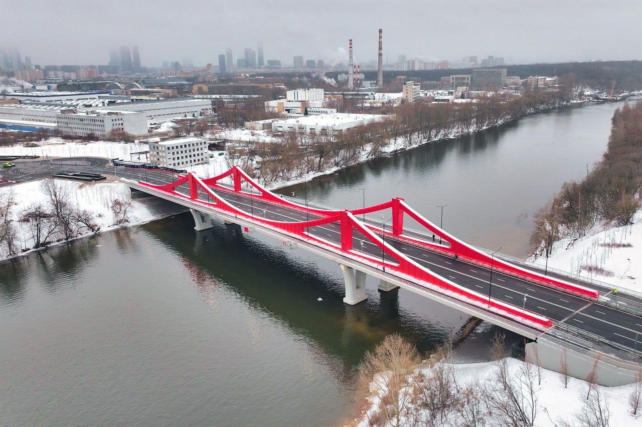 Мост через Москву-реку в створе улицы Мясищева открылся в столице, сооружение длиной 231 метр с двумя полосами движения в каждом направлении окрашено в алый цвет и украшено архитектурно-художественной подсветкой, сообщил мэр города Сергей Собянин  Мост соединил улицу Мясищева с проектируемым проездом №1166 в Мнёвниковской пойме.  Мэр рассказал, что объект построили на четыре месяца раньше срока, работы велись без приостановки движения речного транспорта.