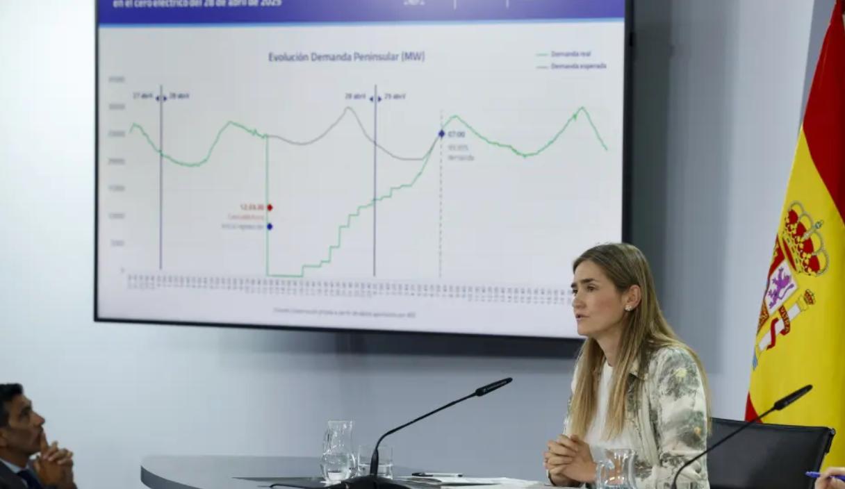 Правительство Испании возложило ответственность за масштабный блэкаут на в конце апреля на Red Eléctrica управляет национальной электросетью в Испании , а также на генерирующие компании По версии властей, системный оператор не запланировал достаточное количество резервных мощностей чтобы остановить скачок напряжения, который в конечном итоге вывел энергосистему из строя. Генераторы, которым также платят за "контроль напряжения", не выполнили задачу и, в некоторых случаях, отключились от сети ненадлежащим образом. Кибератаку, как причину отключения, исключили, хотя в в рамках расследования были обнаружены «уязвимости», которые необходимо устранить. Интересно, убытки в несколько миллиардов евро от блэкаута придётся компенсировать из счёт Red Eléctrica и генерации?
