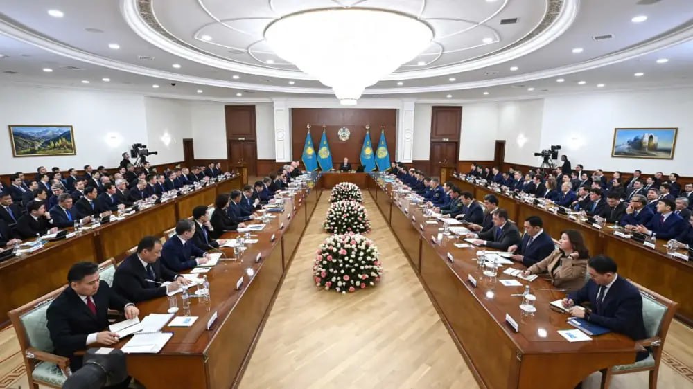 Транзит как стратегический ресурс Токаев требует ускорения реформ и роста до 55 млн тонн Расширенное заседание Правительства под председательством Касым Жомарт Токаев обозначило транспортную логистику как один из ключевых элементов новой экономической модели Казахстана Президент поставил амбициозную задачу увеличить объем транзитных перевозок в текущем году на 65 доведя показатель до 55 млн тонн Однако в руководстве Қазақстан темір жолы выразили сомнения в реализуемости данного плана указывая на зависимость от возможностей и стратегий сопредельных государств Глава государства потребовал от фонда Самрук Казына и национального перевозчика принять исчерпывающие меры включая завершение цифровой трансформации отрасли Особый акцент сделан на полной цифровизации и регламентации процесса предоставления грузовых вагонов для обеспечения прозрачности и равного доступа грузоперевозчиков к инфраструктуре Ключевой вопрос тарифная реформа До 1 сентября должна быть утверждена Концепция новой тарифной политики Президент подчеркнул что тарифы это краеугольный камень транспортной стратегии страны напрямую влияющий на конкурентоспособность транзитного маршрута В стратегическом разрезе логистика рассматривается не как инфраструктурная функция а как экономический драйвер Сегодня 60 грузооборота Казахстана обеспечивается железной дорогой что делает модернизацию и расширение железнодорожного каркаса приоритетом национального масштаба Отдельно обозначены конкретные инфраструктурные проекты запуск линий Мойынты Кызылжар и Дарбаза Мактаарал завершение модернизации участков Алтынколь Жетыген и Бейнеу Мангистау а также ввод в эксплуатацию линии Бахты Аягоз Несмотря на завершение ряда крупных проектов сохраняется высокий уровень износа инфраструктуры и дефицит системной стратегии Источник Акорда