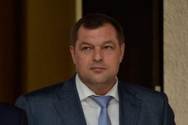 Мэр Рязани Виталий Артемов проверил готовность детских лагерей к лету Муниципальные оздоровительные лагеря «Сказка» и «Смена» в Солотче готовятся встречать школьников. На следующей неделе состоится комиссионная приемка лагерей. За время летних каникул в них отдохнут более 1,5 тысяч детей. Об этом глава администрации Рязани сообщил в своих социальных сетях. – Побывал в лагере «Сказка». В этом году проведена большая подготовительная работа к летней оздоровительной кампании. В «Сказке» капитально отремонтированы столовая и медицинский блок, благоустроена прилегающая территория, проведен ремонт 6 дач, усилены меры противопожарной и антитеррористической безопасности. Летом в лагере «Сказка» пройдут 5 смен, в течение которых отдохнут 675 детей, – написал Виталий Артемов.