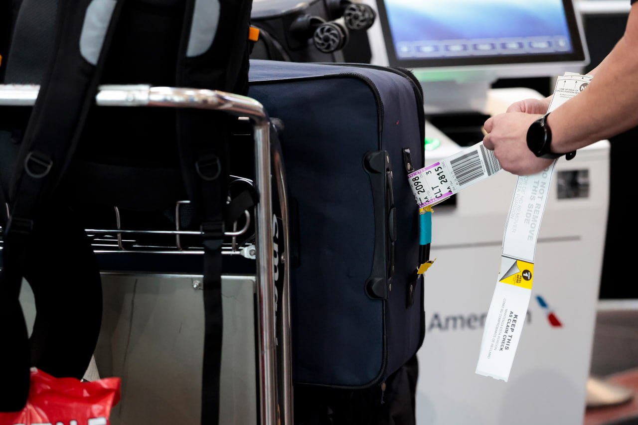 Международная ассоциация авиатранспорта с 1 января 2026 года изменила правила провоза пауэрбанков и техники с литиевыми батареями на борту самолетов Главное правило перевозки подобных устройств запрещает их провоз в багаже который летит отдельно от пассажира Оно связано с тем что пожар в грузовом отсеке может долгое время оставаться незамеченным и распространиться на багаж других пассажиров отмечают в ассоциации В соответствии с новыми правилами пауэрбанки нельзя заряжать от источников питания расположенных в сиденьях или любом месте в салоне самолета в течение всего полета Их также нельзя использовать для зарядки других устройств во время руления взлета и посадки Еще одно правило запрещает перевозку зарядных устройств в ручной клади на верхних полках салона их можно хранить под сиденьем владельца или в кармане спинке впереди стоящего кресла Фото Heather Diehl Getty Images interfaxonline