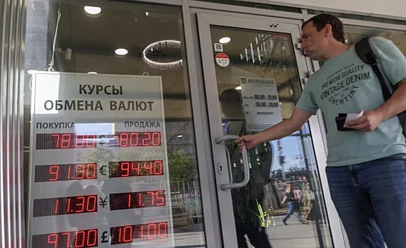 К концу лета 2025 года курс доллара может составить 80–85 ₽, если президент США Дональд Трамп сохранит выборочный подход к тарифной политике. При отсутствии внешних шоков доллар может стоить дешевле — 75–80 ₽. Такие результаты показал консенсус-прогноз «Известий». 7 июля американский президент повторно заморозил импортные сборы для стран, с которыми была договорённость до 9 июля. Он также расширил список государств, для которых могут быть введены пошлины. Сейчас тарифы установлены только для 14 стран. Такие «качели» неблагоприятны для доллара. «Если бы пошлины действительно вступили в силу, американская валюта бы укрепилась», — отмечает ведущий аналитик Freedom Finance Global Наталья Мильчакова. После заявлений Дональда Трампа доллар просел почти на 1 п. п. и 8 июля торговался около 77,9 ₽. При этом эксперты не исключают, что в будущем Трамп может ввести пошлины против всех стран. Это может привести к торговой изоляции США, подчеркнула Наталья Мильчакова.