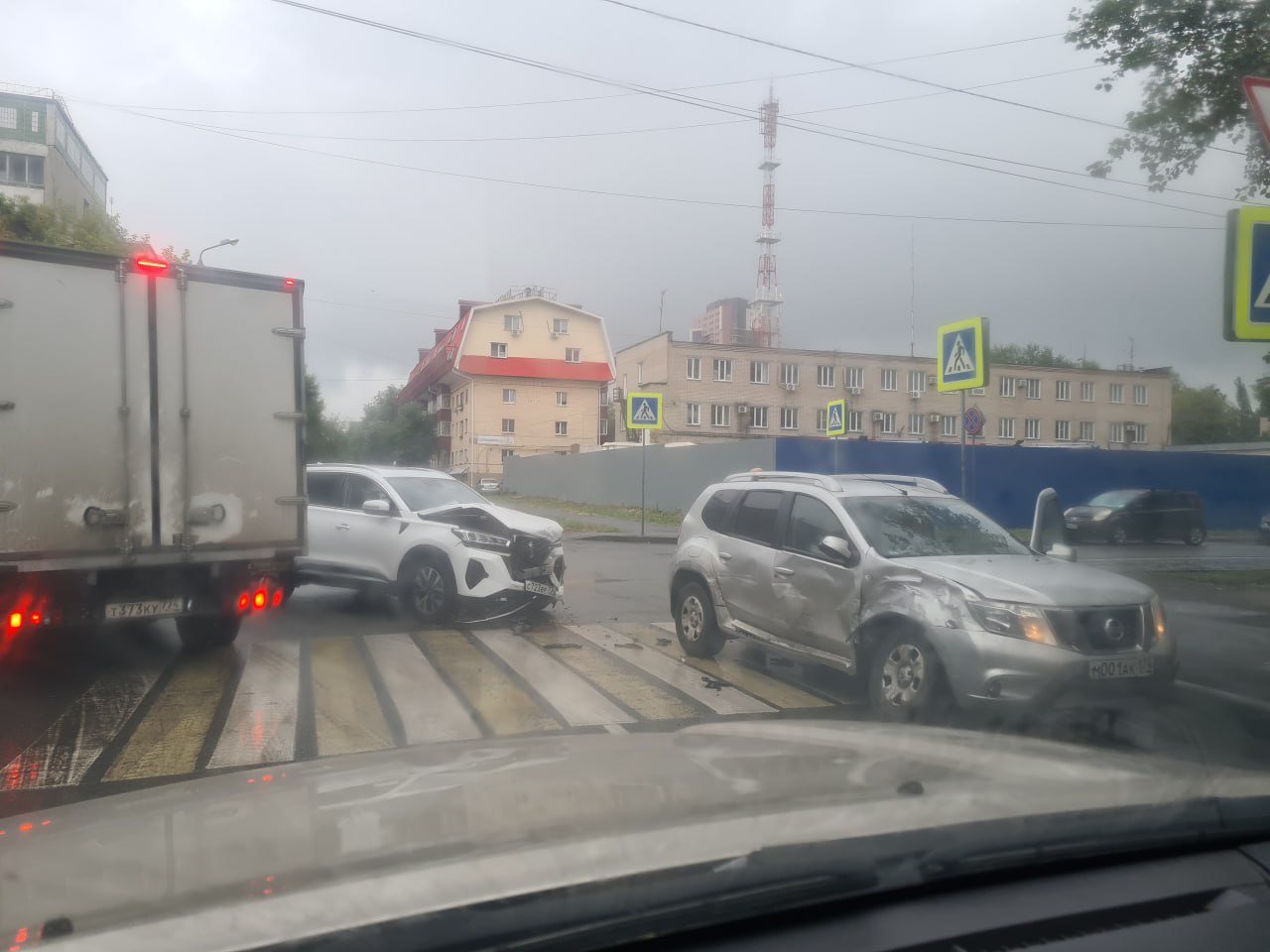 В центре Челябинска ДТП Только что, на перекрестке ул. Омская и Яблочкина столкнулись две иномарки. Судя по повреждениям, Ниссан пытался проскочить перекресток под знак «Уступи дорогу», в это время по «главной» двигалась другая иномарка. Удар пришелся в левую часть японского авто. В результате столкновения автомобили получили серьезные повреждения, пострадавших удалось избежать. В сторону ул. Воровского по Омской начинает образовываться затор. Будьте внимательнее при выборе маршрута.