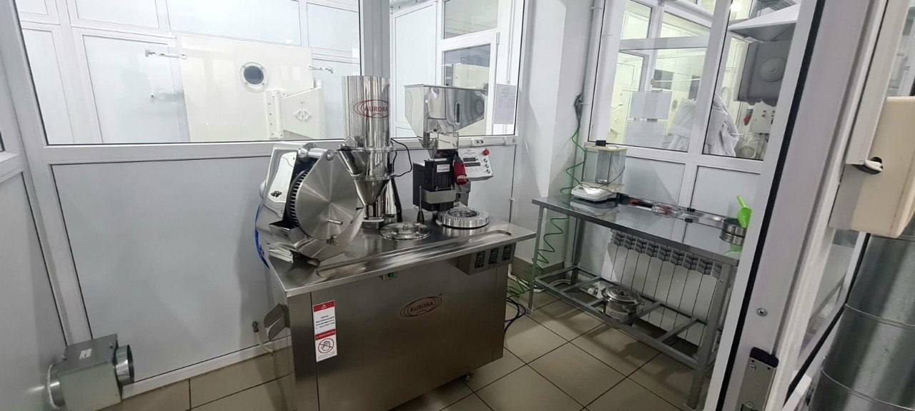 В Оренбургской области запускают производство инновационной продукции на основе разработок РАН «Компонент Лактис», ведущая биотехнологическая компания из города Бугуруслана, заключила лицензионное соглашение с Российской академией наук РАН о производстве новых видов пробиотиков. Компания намерена использовать передовые научные разработки Академии для организации производства инновационной продукции. Взаимодействие науки и производства становится ключевым фактором для практического применения научных результатов и реализации прорывных проектов в рамках внедрения стратегии научно-технологического развития. Эта деятельность направлена на достижение целей, поставленных Президентом РФ Владимиром Путиным. В Оренбургской области создаются условия для наращивания инновационной активности бизнеса и науки, в настоящее время формируется необходимая нормативно-правовая база, разрабатывается региональная программа научно-технологического развития. ООО «Компонент Лактис» имеет более чем 30-летний опыт в области промышленного культивирования микроорганизмов и располагает одним из крупнейших в России производственных комплексов в данной сфере. – В условиях закрытия границ и роста спроса на отечественную продукцию «Компонент Лактис» активно разрабатывает и внедряет собственные решения. Мы уже представили линейку из 25 продуктов для молочной промышленности, успешно работающих в направлении импортозамещения, – отметил директор Олег Вашурин. В рамках сотрудничества с РАН компания планирует запустить в производство новый пробиотический продукт под названием «Флоробиом», направленный на восстановление кишечного микробиома. В настоящее время ведется государственная регистрация препарата. На предприятии успешно внедрен технологический процесс капсуляции микробной биомассы. Выход на производство одного миллиона капсул в месяц планируется к концу 2025 года.