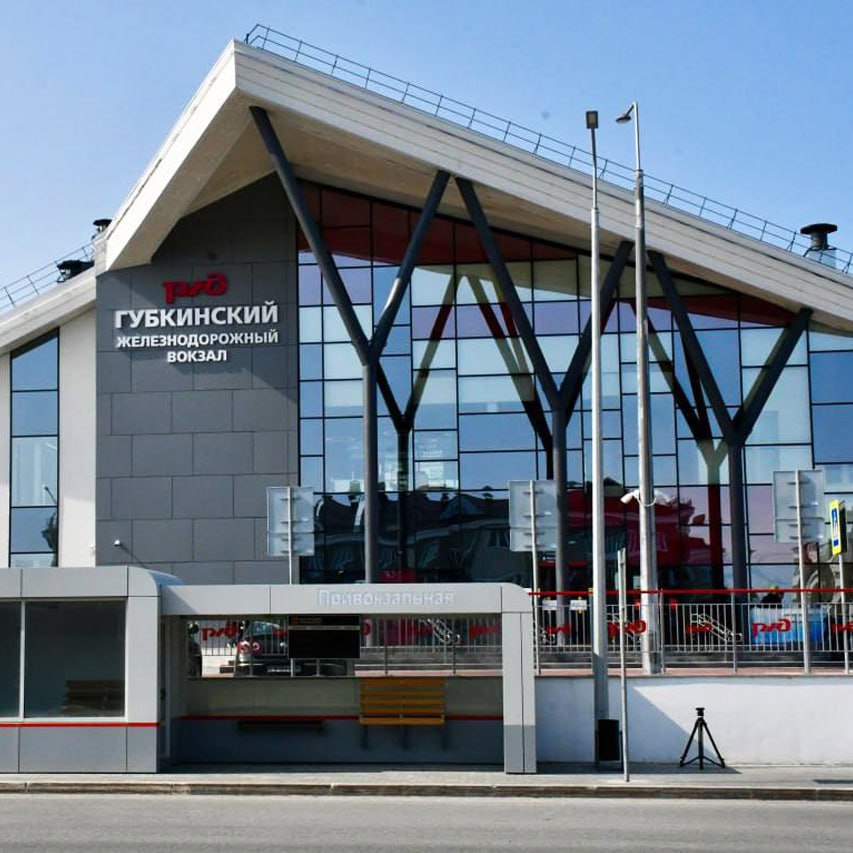 В Пурпе открыт новый железнодорожный вокзал Трёхэтажное здание возведено на месте недостроя. Символично, что современный вокзал принял первых пассажиров в год 40-летия станции. На открытии присутствовал и зампред ямальского парламента Виктор Казарин. Вокзал оснащён всем необходимым для комфорта пассажиров и эффективной работы сотрудников. В атриуме на первом этаже находятся кассы, залы ожидания для маломобильных граждан и пассажиров с детьми, кафетерий, магазины и санузлы. Второй этаж оборудован местами для отдыха, зарядными устройствами, торговыми площадками и служебными помещениями. Новая пассажирская платформа, построенная на месте старой железобетонной, отличается удобством и безопасностью – её высота соответствует уровню вагонов, а покрытие выполнено из термообработанной гранитной плитки. На перроне установлены десять тёплых павильонов с интерактивной информационной системой. Открытие вокзала – часть масштабной региональной программы по ликвидации долгостроев, инициированной главой региона Дмитрием Артюховым.