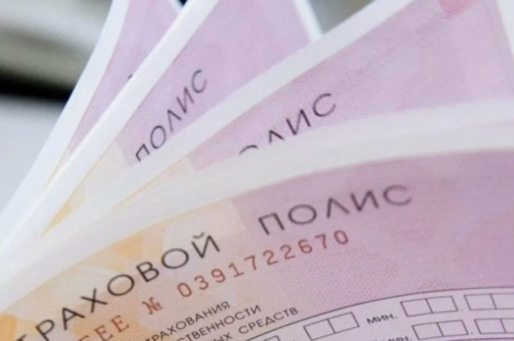 Сегодня приняли в первом чтении законопроект о штрафах за отсутствие ОСАГО Расскажу коротко и понятно что меняется Сейчас Камера фиксирует машину без полиса должен прийти штраф 800 рублей Проехали мимо другой камеры через час ещё один штраф И так до бесконечности По сути за одно нарушение в день можно оштрафовать многократно Это несправедливо Хорошо что пока система работает в тестовом режиме уведомления начинают приходить но штрафы не начисляются Что меняем Приняли в первом чтении поправку по которой штрафовать за отсутствие полиса ОСАГО будут не более одного раза в сутки Независимо от того сколько камер вас зафиксировало Почему это правильно Это вопрос справедливости Нарушение одно и ответственность должна быть однократной Кроме того это защищает граждан от чрезмерных финансовых потерь Законопроект 1022971 8 будет дорабатываться ко второму чтению Ждем поправки до 26 ноября А заработает он с 1 сентября 2026 года Это тот самый случай когда закон становится ближе к людям и защищает от необоснованных требований Поддерживаю такое решение поэтому голосовал за Павел Федяев Подписаться