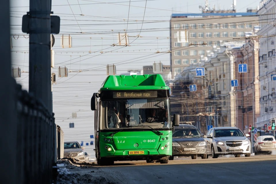 В Челябинске грязные автобусы и маршрутки теперь будут находить при помощи камер с искусственным интеллектом Об этом сообщили в администрации города По словам мэра Алексея Лошкина особенно тщательно нужно следить за чистотой транспорта у частных перевозчиков именно они чаще всего пренебрегают мойкой машин Необходимо обратить внимание особенно на частных перевозчиков на чистоту их подвижного состава подчеркнул глава города Алексей Лошкин Как уточнил заместитель главы по развитию дорожно транспортной инфраструктуры и цифровизации Дмитрий Агеев камеры уже работают на ряде маршрутов Они фиксируют грязные автобусы и передают информацию в областное учреждение Организатор перевозок Там владельцам машин выписывают штрафы По словам Агеева если раньше автобусы мыли раз в неделю то теперь каждый день   Подписаться на chelkp