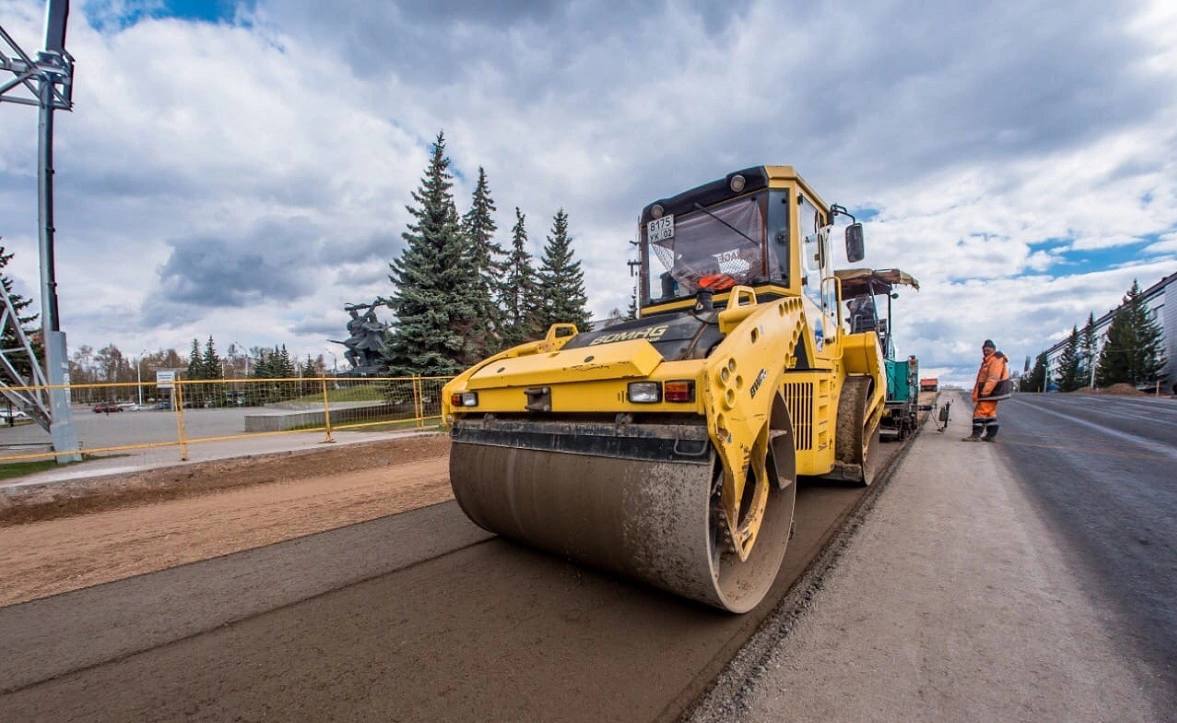 Башкиравтодор обязали погасить долги по налогам на 1 2 млрд Арбитражный суд Башкирии удовлетворил иск межрайонной инспекции 4 Федеральной налоговой службы ИФНС к АО Башкиравтодор Суд постановил взыскать со счетов компании 1 22 млрд руб долгов по налогам пени и штрафы Решение еще не вступило в силу стороны могут его обжаловать Налоговая служба подала иск в феврале 2025 года Она указала что компания накопила задолженность по налогам на добавленную стоимость 971 3 млн имущество организаций 18 9 млн транспортному 25 8 млн и земельному 4 млн налогам налогу на добычу полезных ископаемых 15 млн водному налогу 70 тыс ИФНС также предъявила штрафы за налоговые нарушения в размере 1 тыс руб и пени на 186 2 млн руб Счета предприятия были арестованы но средств на них все равно не хватало для погашения долгов Тогда налоговая направила требования об оплате в управление федерального казначейства УФК и министерство финансов республики где открыты лицевые счета АО Башкиравтодор Но оба ведомства отказали на том основании что взыскание с таких счетов в соответствии с Бюджетным кодексом РФ возможно только на основании судебного акта Тогда ИФНС обратилась с иском в Арбитраж РБК Уфа в Telegram РБК Уфа в MAX