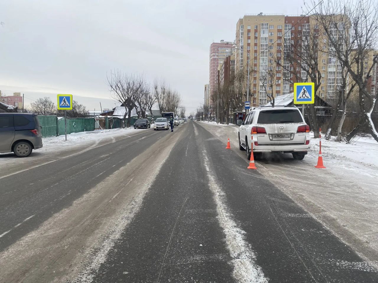Бабушка и внучка сбиты на зебре в Тюмени Вчера на улице Дружбы 100 произошло жестокое ДТП На нерегулируемом пешеходном переходе автомобиль Лексус сбил 72 летнюю женщину и её 9 летнюю внучку По предварительным данным они переходили дорогу держась за руки После наезда обе получили травмы Сейчас их состояние уточняется За рулём иномарки был 62 летний водитель Почему он не остановился перед зеброй выясняет ГИБДД ГАИ Тюменской области Тюменское время Telegram  MAX