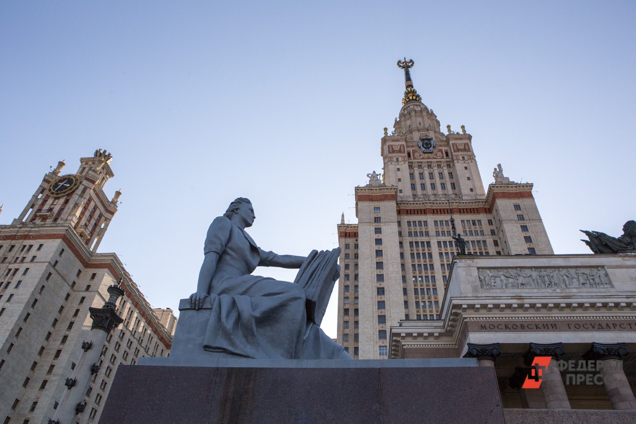 Российские вузы теряют позиции в мировом рейтинге CWUR: названы причины падения         МОСКВА, 2 июня, ФедералПресс. Сразу 43 российских высших учебных заведения, включая научно-исследовательские институты, вошли в глобальный рейтинг двух тысяч лучших университетов мира, который ежегодно составляет Центр мировых рейтингов университетов  CWUR . Список Global 2000 оказался в распоряжении «Газеты.Ru».  Подробнее