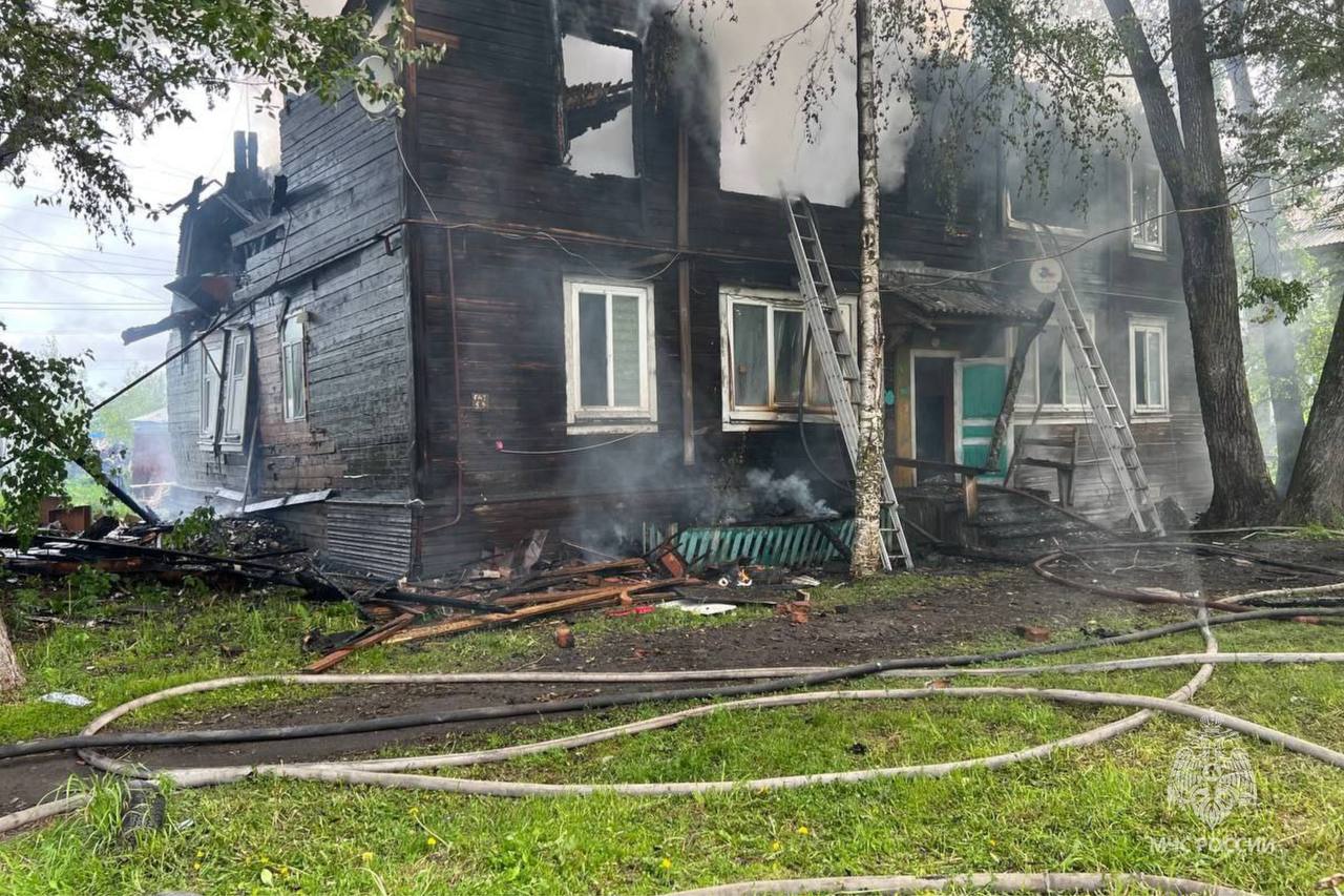 В Архангельске ликвидируют пожар в жилом доме Сегодня утром произошел пожар в многоквартирном жилом доме по улице 100-ой Дивизии, 4. По предварительной информации, возгорание в квартире на втором этаже произошло в результате хлопка газа. Была угроза распространения огня на рядом стоящие деревянные дома. Произошло обрушение кровли, по предварительной информации под завалами могут находиться два человека. Пожар локализован на площади 200 квадратных метров. В результате пожара пострадали два человека. Пожар ликвидируют 23 человека, с помощью 6 единиц техники. Дознаватели и сотрудники испытательной пожарной лаборатории МЧС России работают над установкой причины пожара.