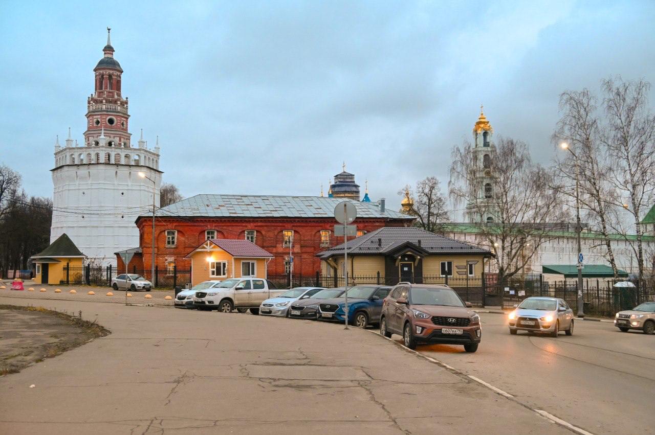 В Московской области реализуется программа создания платных парковок. С 1 ноября они уже заработали в Красногорске, Реутове, Королёве.  В этих городах сильная транспортная загруженность некоторых улиц и хаотичная парковка зачастую сильно замедляет движение, создаёт пробки и аварийные ситуации. Поговорил вчера с Игорем Трифоновым, он первыми результатами в Королёве доволен.   У нас ситуация иная.  Центральная часть Сергиева Посада тоже страдает от хаотичной парковки, но это не машины местных жителей, а транспорт гостей города. В выходные дни и праздники две центральные улицы в исторической части города выглядят совсем печально в этом плане, плюс  существенно замедляется движение. Имею ввиду проспект Красной Армии и 1-ю Ударную. И это при том, что организованных парковок здесь достаточно.   Есть идея. Всесторонне обсудить и взвесить варианты организации платных парковок на улицах в зоне пешей доступности от Троице-Сергиевой Лавры. Машин местных жителей здесь практически нет, только туристы. Кроме упорядочивания самой парковки, что само по себе важно с точки зрения организации движения, наши улицы станут визуально гораздо приятней глазу, шире и удобней, а бюджет получит допсредства от туризма.   Как вам эта мысль?   С коллегами из транспортного блока администрации района обсудили. Они поначалу традиционно напряглись, но вникнув в детали быстро перешли «на светлую сторону».   #СергиевПосад #парковка #транспорт