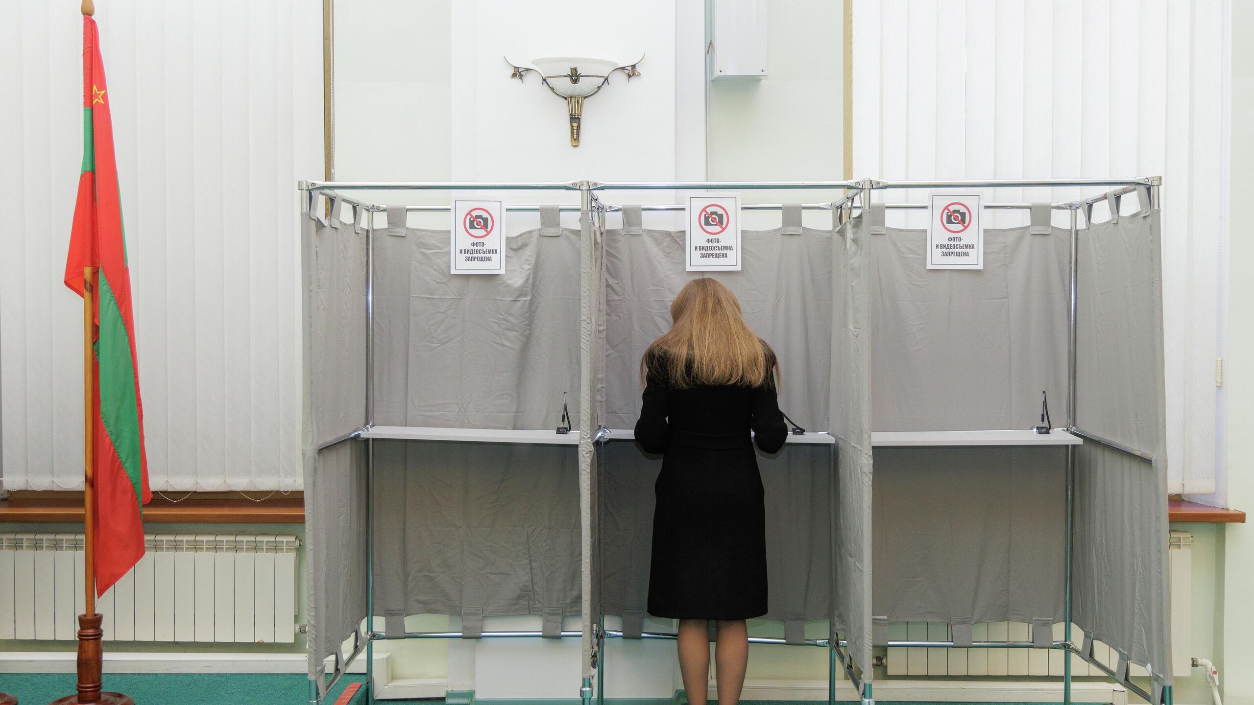 В Приднестровской Молдавской Республике ПМР в воскресенье в единый день голосования пройдут выборы депутатов всех уровней Приднестровцам предстоит избрать 33 депутата Верховного Совета парламента ПМР 469 депутатов местных Советов и 76 глав сел и поселков Накануне глава Центральной избирательной комиссии ПМР Станислав Касап заявил о готовности к проведению единого дня голосования По его словам все 246 избирательных участков обеспечены всем необходимым чтобы провести выборы в соответствии с законом В списках избирателей числятся порядка 395 тысяч приднестровцев Власти Молдавии делают вид что не замечают выборы в Приднестровье и сделали все чтобы не допустить международных наблюдателей Более того по данным министерства государственной безопасности МГБ Приднестровья спецслужбы Молдавии пытаются сорвать выборы запугивают и шантажируют сотрудников избирательных комиссий