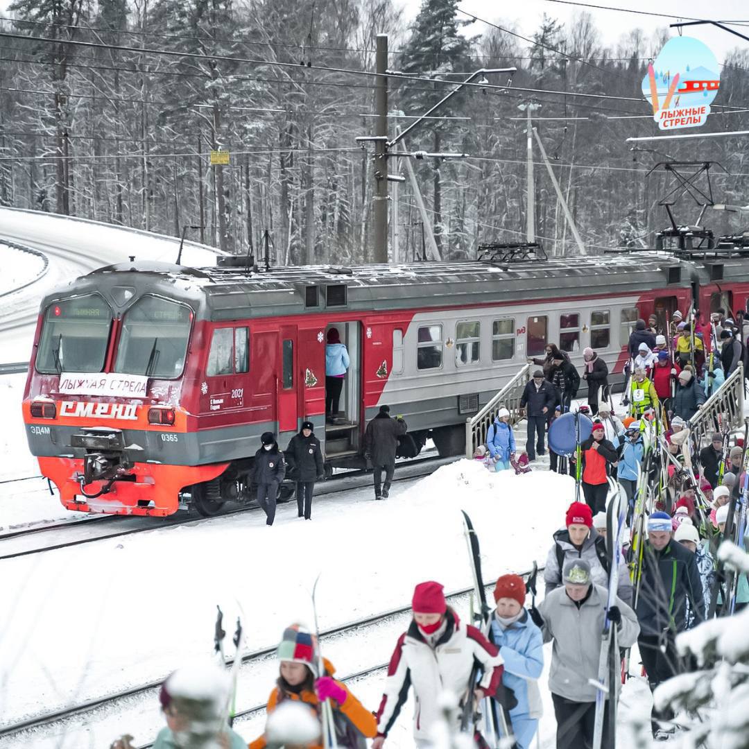В Петербурге стартовал сезон Лыжные стрелы С 3 января по выходным специальные электрички снова доставляют горожан к популярным лыжным трассам Ленобласти Первый рейс года отправился 4 января с Финляндского вокзала в Токсово и собрал около 500 пассажиров Следующие поездки запланированы на 10 и 11 января