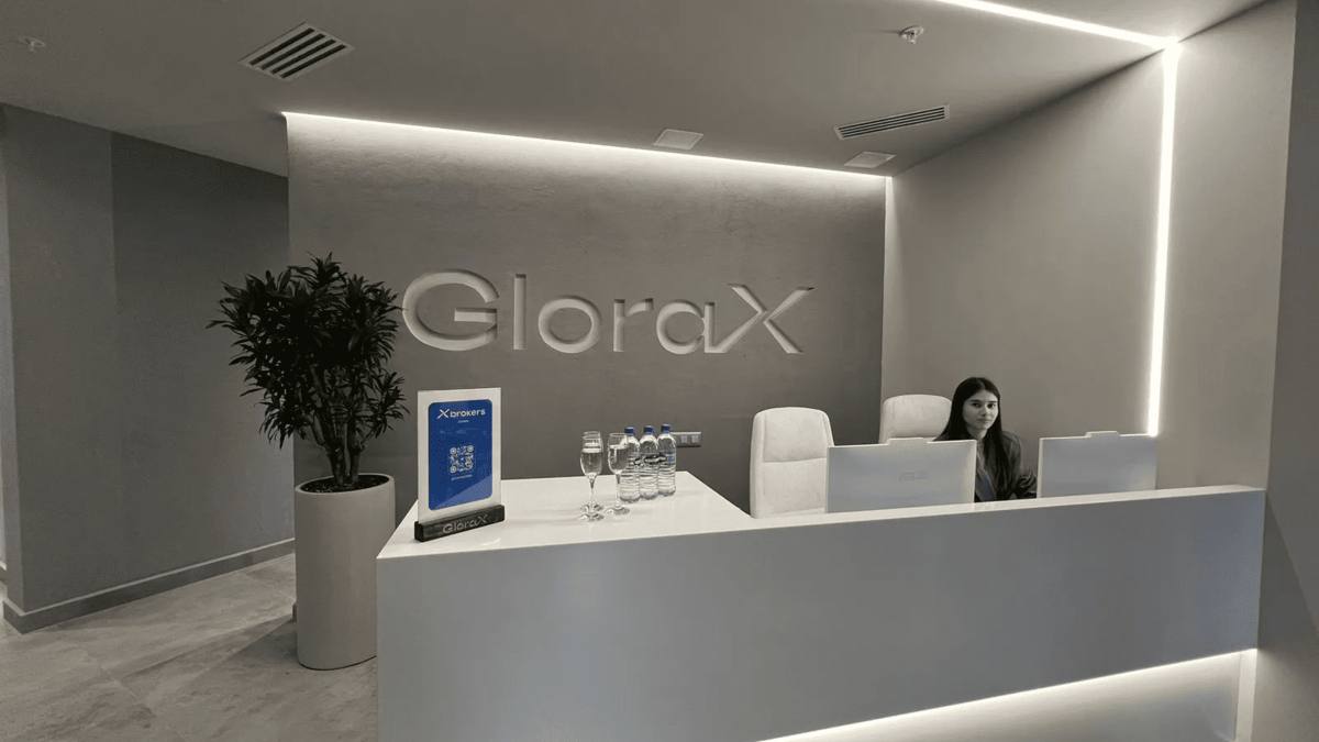 Объем первичного публичного размещения IPO GloraX, которое пройдет осенью на Мосбирже, составит 5-6 млрд рублей Основными банками-организаторами выбраны Сбербанк и Т-банк. В июле президент застройщика Дмитрий Кашинский сообщал, что на данный момент технически компания уже готова к проведению размещения. Так, по данным источников «Ведомостей», предварительно GloraX планирует IPO ранней осенью. Однако оценки компании пока нет. Сделка полностью пройдет по схеме cash-in — средства поступят в компанию и будут направлены на финансирование дальнейшей экспансии девелопера в регионы. Справочно: По данным Всeостройке.pф, GloraX занимает 22-е место в РФ по объему текущего строительства жилья. Надежность девелопера — 4.