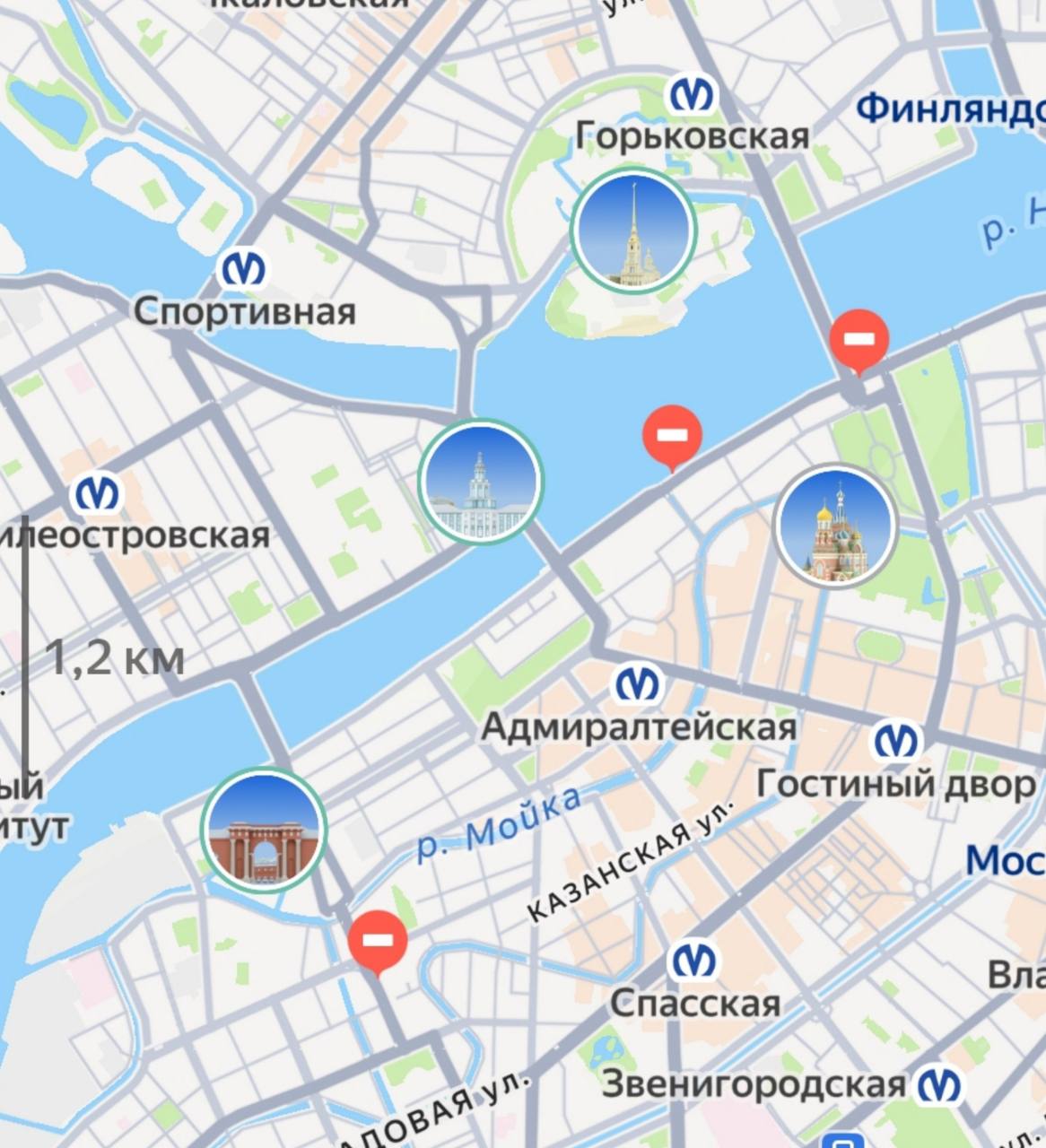 Так теперь выглядит карта Санкт-Петербурга в Яндекс Картах. Сервис представил следующее поколение детальных карт города.  Дороги с разметкой стали доступны всем пользователям, а не только водителям в режиме навигации. Вместо стандартных иконок на карте появились фотоориентиры — Эрмитаж, Исаакиевский собор и другие знаковые места города. Цвета стали насыщеннее, шрифты крупнее и заметнее. Даже подземные переходы выделены фиолетовым, с указанием, есть ли пандус.    Обновлённый дизайн поможет быстрее разобраться в улицах Санкт-Петербурга и других городов России. Особенно полезно в туристический сезон.