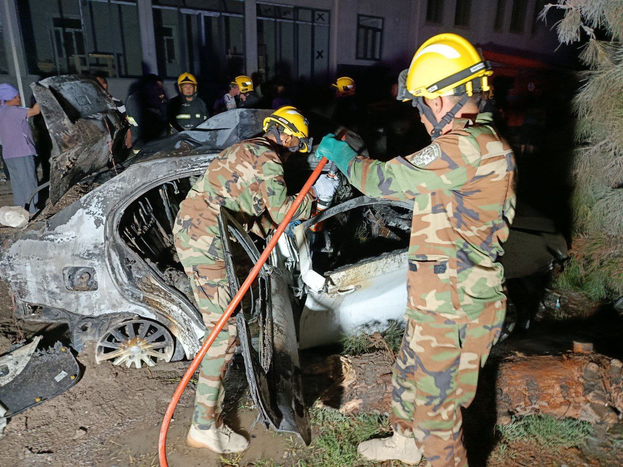 В Намангане водитель легковушки погиб в горящей машине после столкновения с деревом. По данным областного УЧС, водитель не справился с управлением, вылетел с дороги и врезался в ель, отчего автомобиль загорелся.