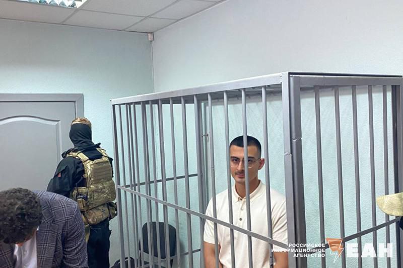 Мутвалы Шыхлински останется под арестом до 14 декабря Срок ареста сыну экс главы азербайджанской диаспоры продлил Верх Исетский суд Екатеринбурга Напомним что Мутвалы арестовали 16 июля Его обвиняют по ч 1 ст 318 УК РФ Применение насилия в отношении представителя власти Во время задержания около Баку Плаза он находился в машине с отцом Шахином Шыхлински Их бронированный Mercedes Gelandewagen сдал назад во время операции сотрудников спецназа по задержанию из за чего один из силовиков упал EanNews