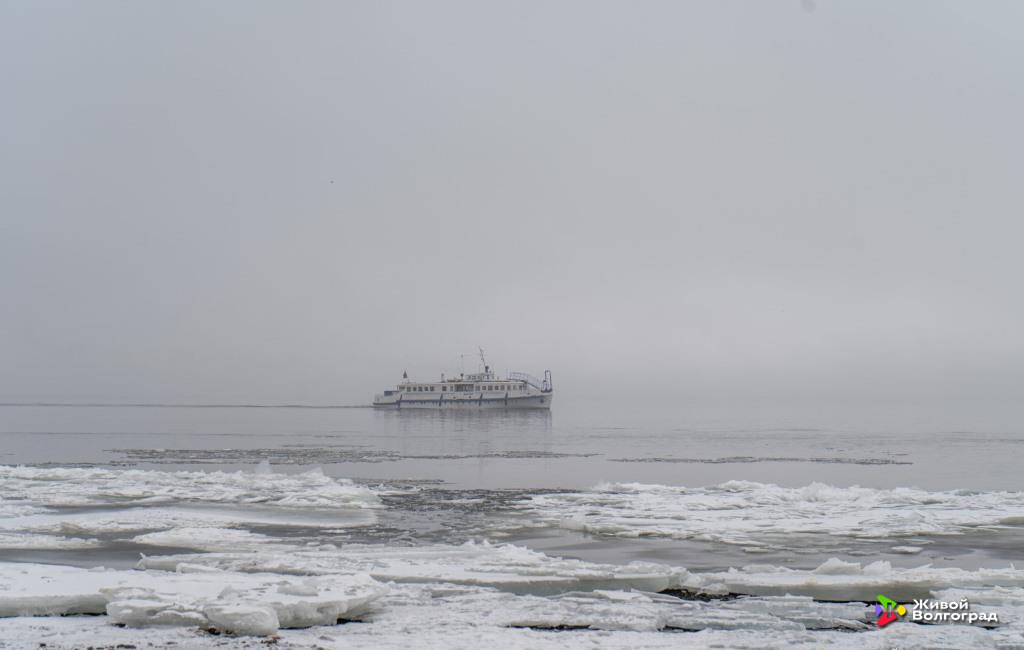 Речные трамвайчики возвращаются на Волгу Хорошие новости для жителей Волгограда С 13 февраля речные трамвайчики вновь будут отправляться от остановочной платформы Руднева в Кировском районе благодаря улучшению погодных условий и смещению ледового поля ниже по течению Волги На Сарпинском теплоходы будут производить посадку и высадку пассажиров на новой паромной пристани расположенной на километр южнее привычной горожанам пристани х Бекетовский перекат Первый рейс от о п Руднева состоится уже в 11 30 а далее речной транспорт будет перевозить горожан по привычному расписанию выполняя 10 рейсов ежедневно Со стороны Кировского района 05 50 08 00 11 30 14 40 18 00 Со стороны Сарпинского 06 10 08 20 11 50 15 00 18 20 Живой Волгоград в Мах