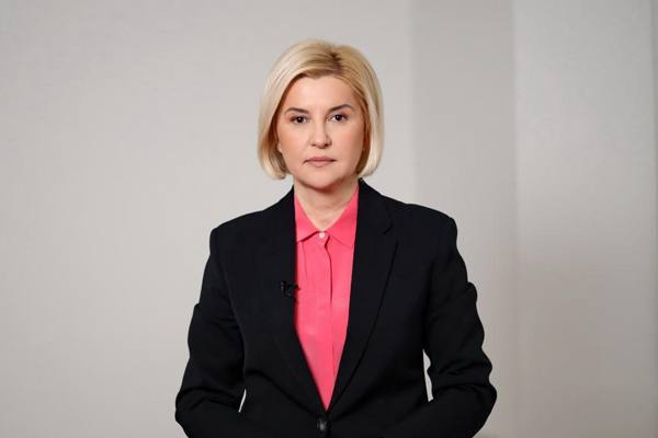 Счета Ирины Влах и других пророссийских политиков из канадского санкционного списка заблокируют Премьер министр Дорин Речан заявил что счета Ирины Влах будут заблокированы в соответствии с международными санкциями Канады против пророссийских политиков и структур в Молдове Решение принято Межведомственным советом по надзору Мы не допустим чтобы национальная безопасность попиралась и превращалась в игрушку кремлёвских рупоров написал Речан в Facebook Он уточнил что Государственная налоговая служба обязана в течение двух дней после выявления заблокировать счета и экономические ресурсы Влах В санкционный список также вошли Евгения Гуцул Михаил Влах Юрий Кузнецов Илья Узун Виктор Петров Виктория Фуртунэ Ирина Лозован Александр Нестеровский Кирилл Гузун ряд других лиц а также блок Победа Victorie и ассоциация Щит народа Канада объявила о санкциях 29 августа обвинив фигурантов в злонамеренном вмешательстве России в дела Молдовы Санкции предполагают замораживание активов и запрет на транзакции а также запрет на въезд в Канаду Молдова Актуально подписаться