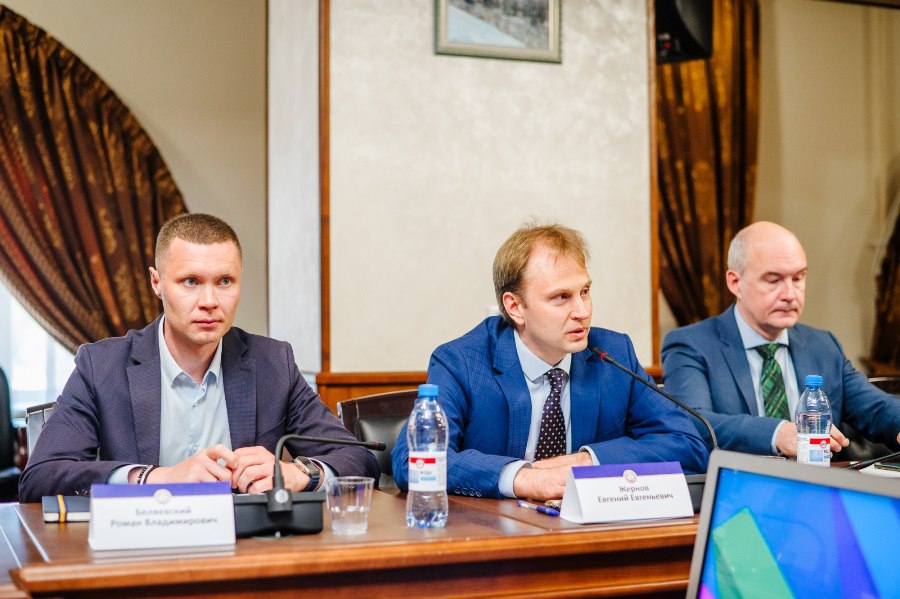 Развитие экономики России и Кузбасса обсудили в КузГТУ   На базе Кузбасского государственного технического университета прошел круглый стол «Динамизация и инновационное развитие экономики России и Кузбасса» в рамках VII Московского экономического форума  МАЭФ-2025  «Россия – 2025: траектория динамичного сбалансированного социально-экономического развития». Организатором региональной площадки выступил институт экономики и управления вуза.  В своих докладах эксперты охватили широкий спектр актуальных вопросов: структурные сдвиги в экономике, цифровое развитие, технологический суверенитет и импортозамещение. Все они рассматриваются как ключевые факторы устойчивого и динамичного развития экономики России и Кузбасса.