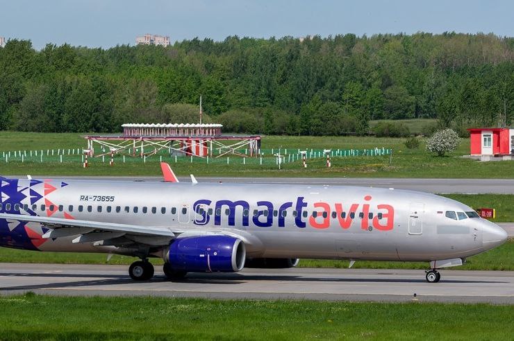 Опять ЧП у SmartAvia. В Архангельске, во время т.н. "страгивания" на рулежной дорожке, пилот Boeing-737-800 дал газу так, что под самолетом просел и резлетелся асфальт. Куски покрытия пробили обшивку под хвостом в хвостовой части, а битум густо залепил одну из стоек. Пассажиры испугались. Не старый еще 11-летний борт пришлось заменить, он долго еще никуда не полетит. Рейс в Сочи задержался на 4 часа. SmartAvia вообще "везет" с пилотами. 18 августа прошлого года КВС Олег Ряполов, в прошлом военный летчик и участник главных российских пилотажных групп, посадил Boeing-737 со 190 пассажирами в Адлере с перегрузкой 2,8g. Он с искрами протер обшивку в хвостовой части самолета до дыр об ВПП. Ряполова уволили, но недавно он восстановился в SmartAvia по суду. Кстати, кто сломал ВПП и самолет в Архангельске, еще не выяснили. Может быть, это он и был.